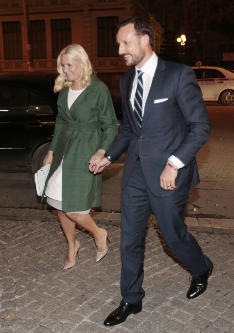 Kronprins Haakon og kronprinsesse Mette-Marit under ankomsten på Hotel Metropole i Hanoi, Vietnam tirsdag kveld i forbindelse med det offisielle besøket 18-21 mars.