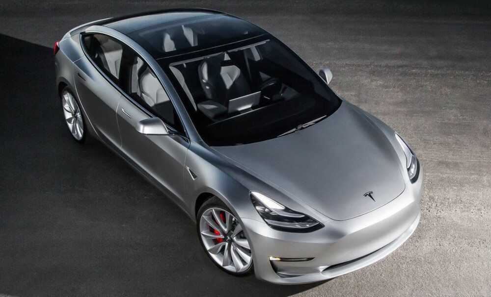 KUN ÉN SKJERM: Tesla Model 3 har ikke et vanlig dashbord. All informasjon fra bilen blir vist på én 15 tommers skjerm plassert til høyre for føreren. Det er den som tydelig stikker opp på bildet over.