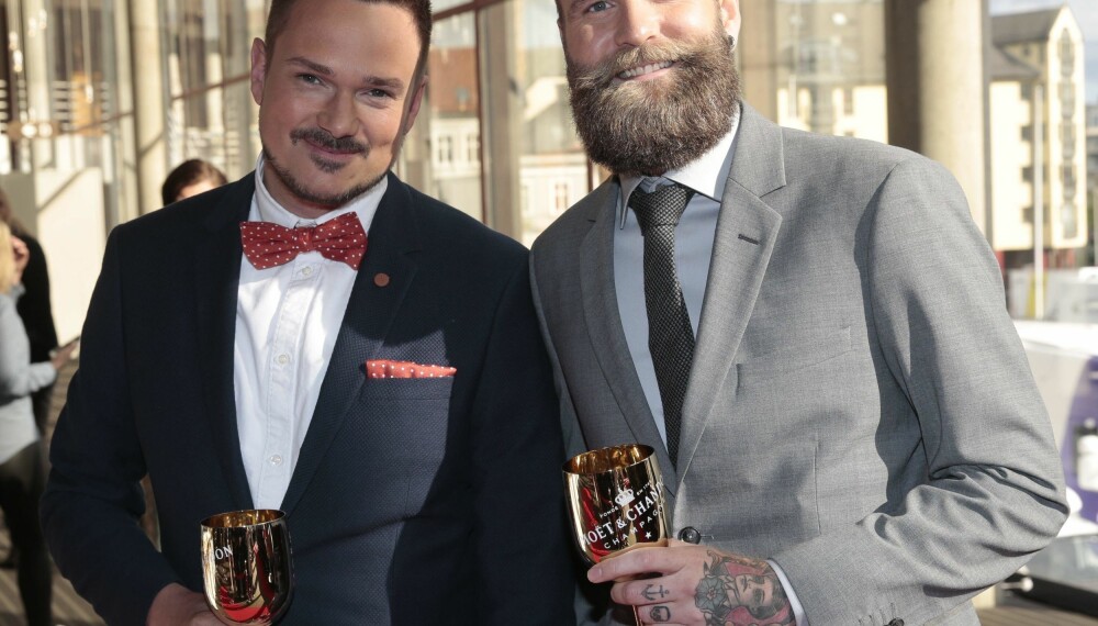 OPP AV SOFAEN: Tore Petterson (til venster) sammen med bestekompis og humorpartner Adam Schjølberg under årets Gullruten i Bergen i 2016.
