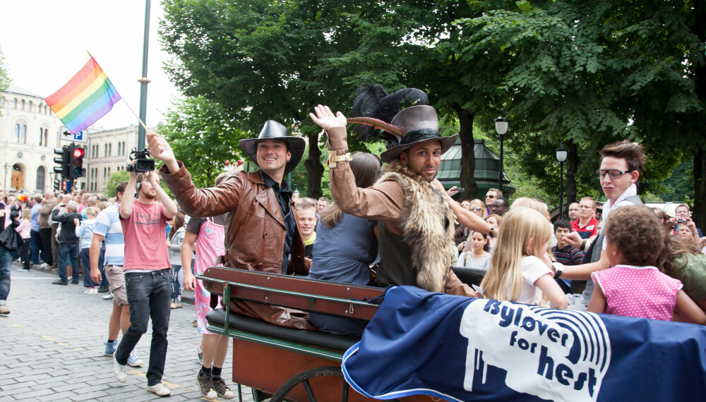 PRIDE: Tore Petterson savner flere tydelige homoforbilder i det norske mediebildet. Her feirer han Pride Parade sammen med partyfikser Ronnie Ottem. Bildet er tatt for noen år tilbake.