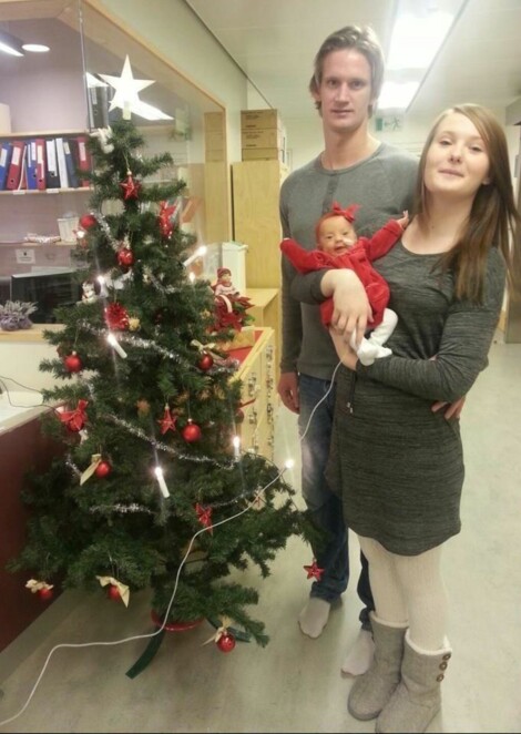 MATHILDE sammen med pappa Rudi og mamma Caroline da de feiret jul på St. Olavs hospital.