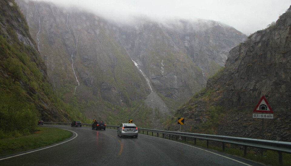 Her er vi på vei ned fra tåkehavet på Hardangervidda i kø. Det går ikke fort, men bilen får i det minste regenerert masse energi.