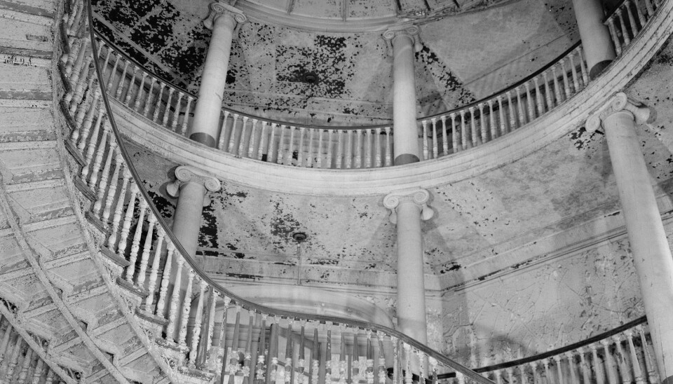 MEKTIG SYN: Hovedinngangen til New York City Lunatic Asylum gikk gjennom The Octagon, en åttekantet bygning som sto ferdig i 1834. Sinnsykehuset åpnet i 1841. De innlagte fikk derimot ikke nyte synet, men kunne håpe på å få litt varme i kroppen gjennom å vaske og skure bygningen. Bildet viser det som var igjen av The Octagon i 1969.