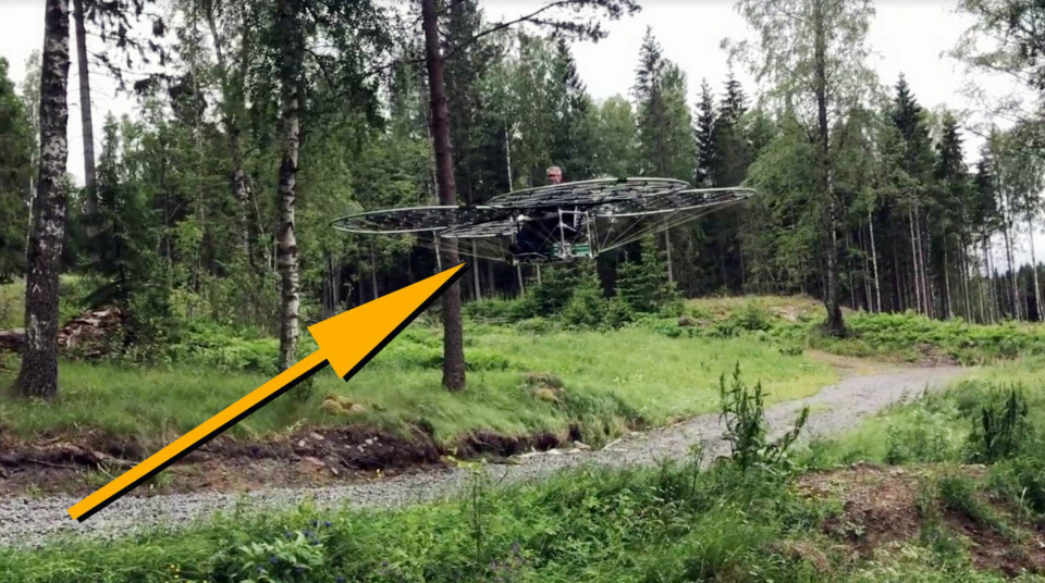 Her kommer svenske Axel flygende gjennom skogen - på hjemmelaget drone