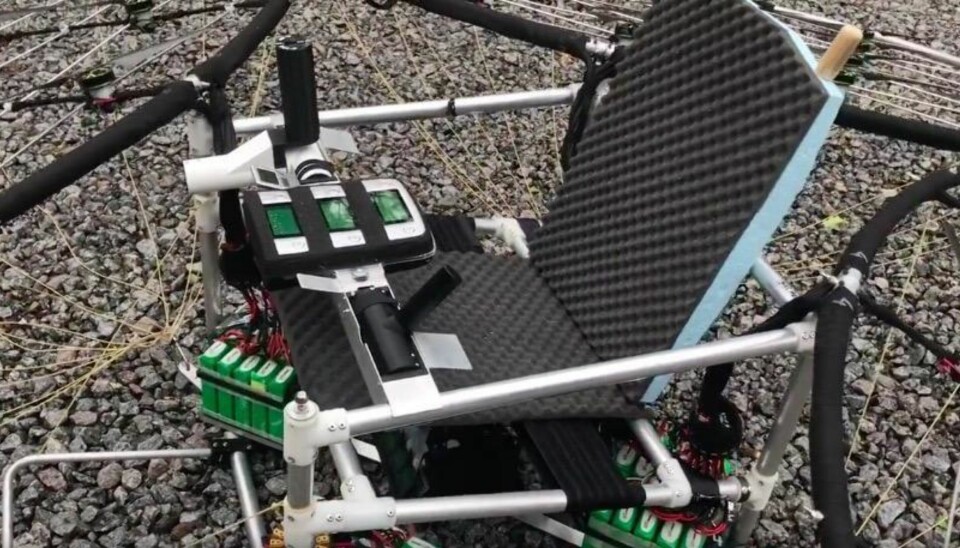 Her kommer svenske Axel flygende gjennom skogen - på hjemmelaget drone