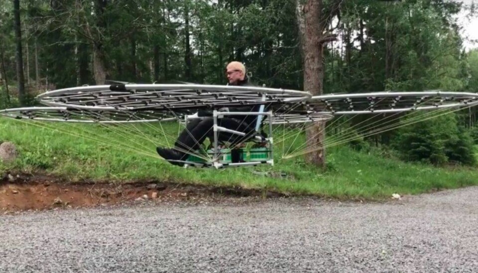 Her kommer svenske Axel flygende gjennom skogen - på hjemmelaget drone