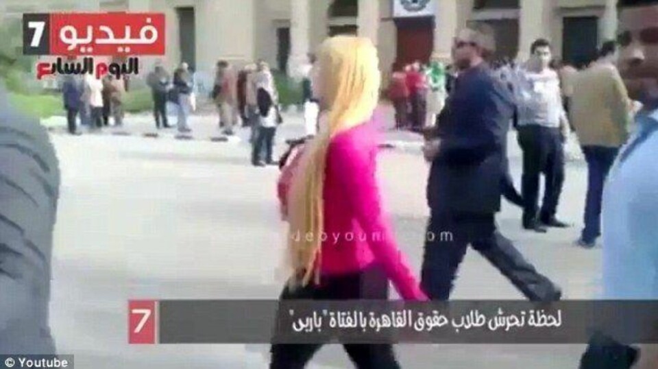 VIDEOEN av den blonde kvinnen sprer seg som ild i tørt gress på nettet.