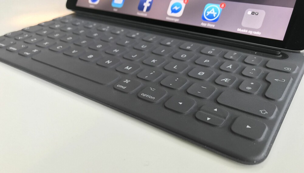 PROFF LIGHT: Dette tastaturet fra Apple koster 1700 kroner. Det er dyrt, men det øker bruksområdet til iPad betraktelig. Det er fremdeles et godt stykke igjen til en laptop, men grensene hviskes mer og mer ut.