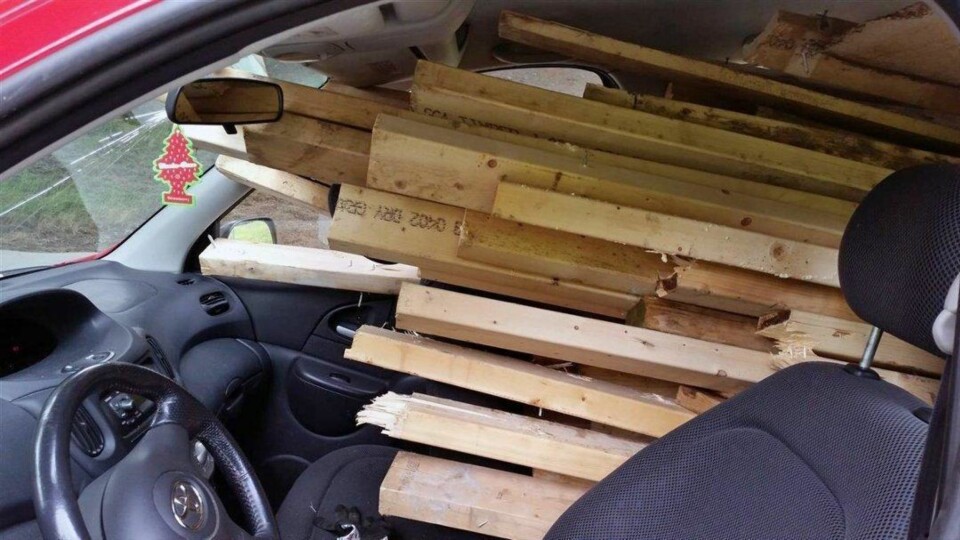 ALVORLIG: Det var under en kontroll ved Lagunen onsdag formiddag at en bil full av planker kom kjørende forbi. Sjåføren har absolutt ingen sikt til høyre, og er nå meldt til politiet.