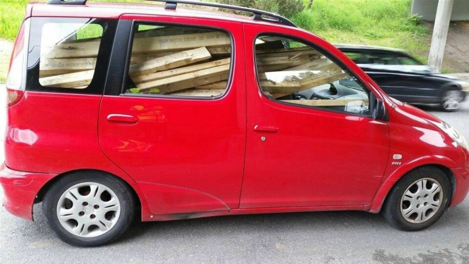 Bilen var så fullastet av planker at frontruten ble knust