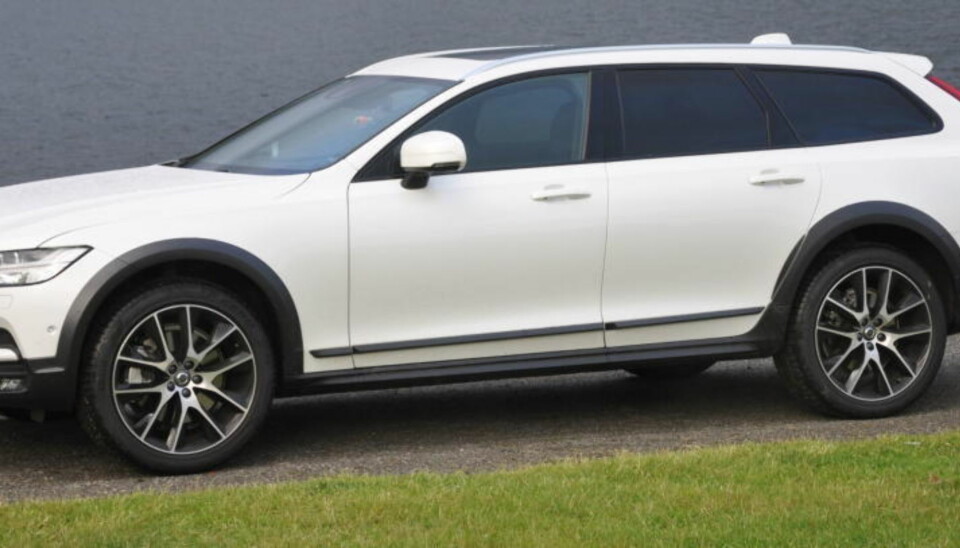Volvo V90 er en stor og litt høyreist bil. Det er du heller aldri i tvil om når du kjører den ...