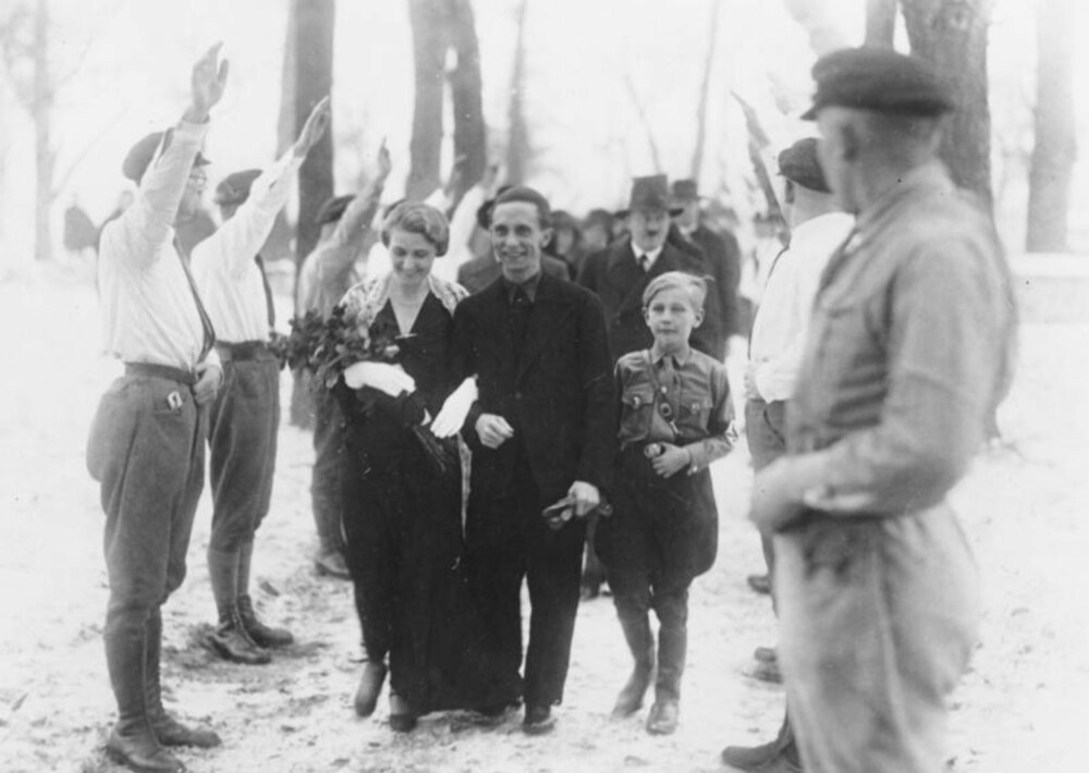 Joseph Goebbels giftet seg i 1931, og fikk samme år forbud mot å snakke offentlig. Goebbels tok selvmord i 1945 etter å ha drept sine egne barn.