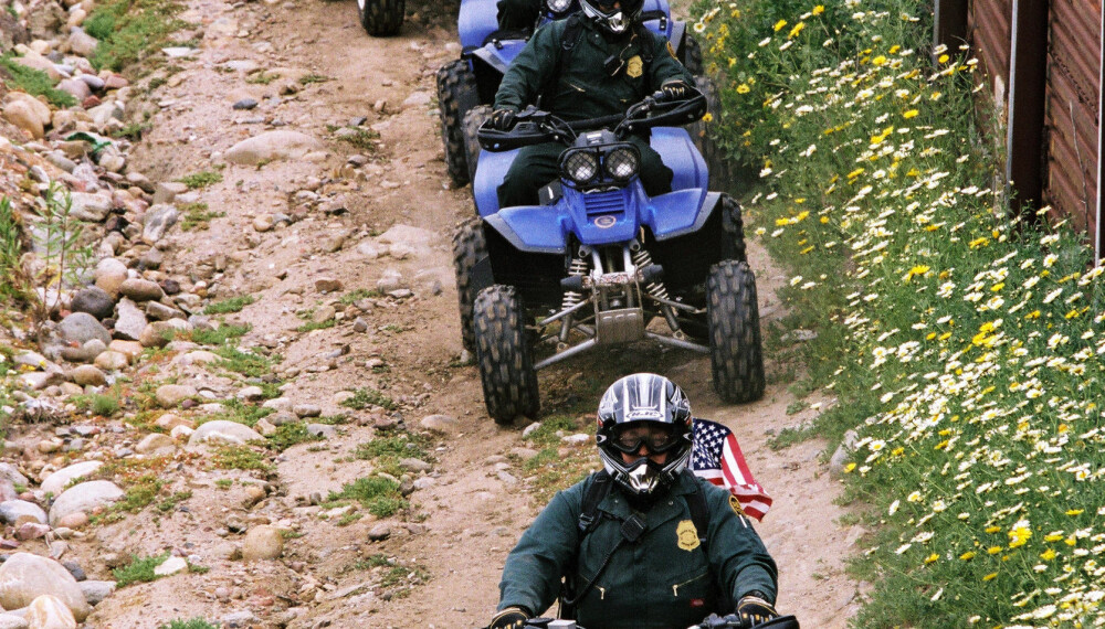 PASSER PÅ: En gruppe fra det amerikanske grensepolitiet patruljerer den amerikanske siden av grensen på ATVer.