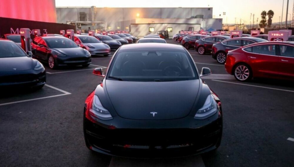 Her står de 30 første Tesla Model 3-modellene linet opp i forbindelse med overtakelsen.