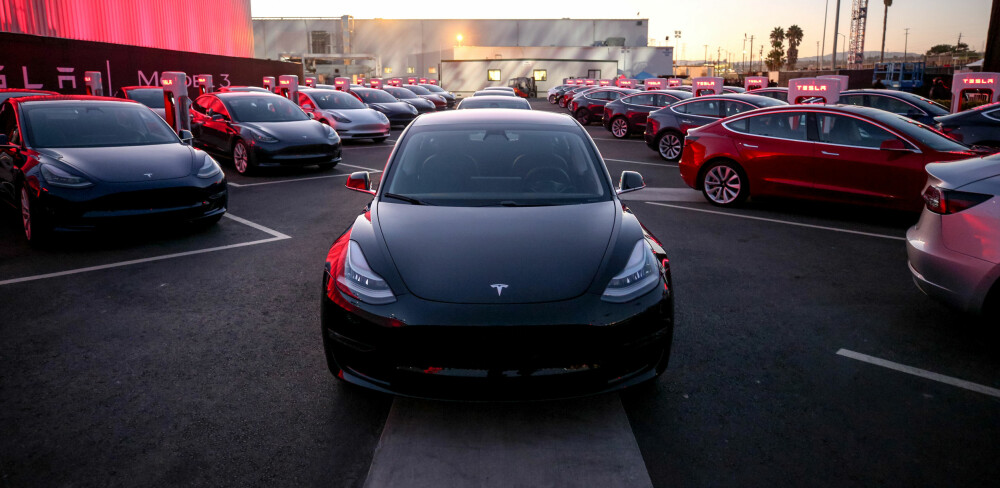 FOLKEELBIL: Tesla overrekte de første Model 3-bilene til sine ansatte den 28. juli 2017. Her står bilene parkert utenfor selskapets hovedkontor i Fremont i California, USA.