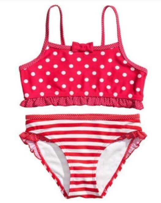 - En bikinitopp antydes at det er noe som skal skjules