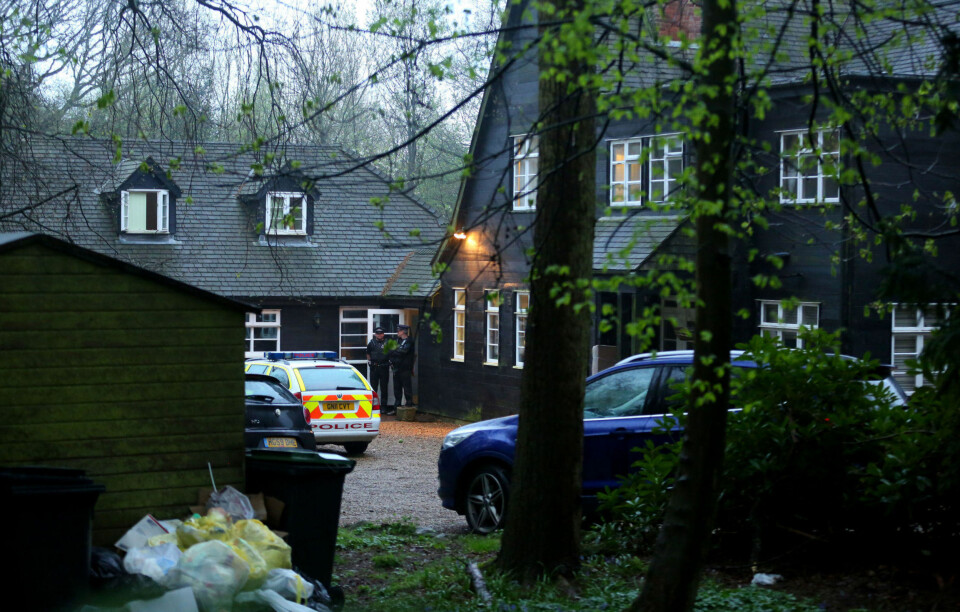 KENT, ENGLAND: Politiet utenfor huset til Peaches Geldof der hun ble funnet død mandag kveld 7.april.