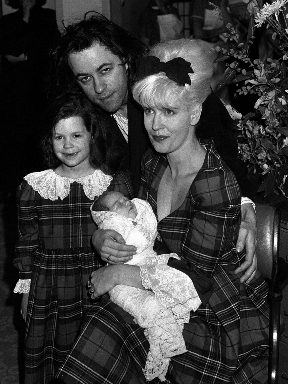 MARS 1989: Her er Bob Geldof og hans kone Paula Yates frem sin nyfødte datter Peaches på St Mary's Hospital i Paddington, London.