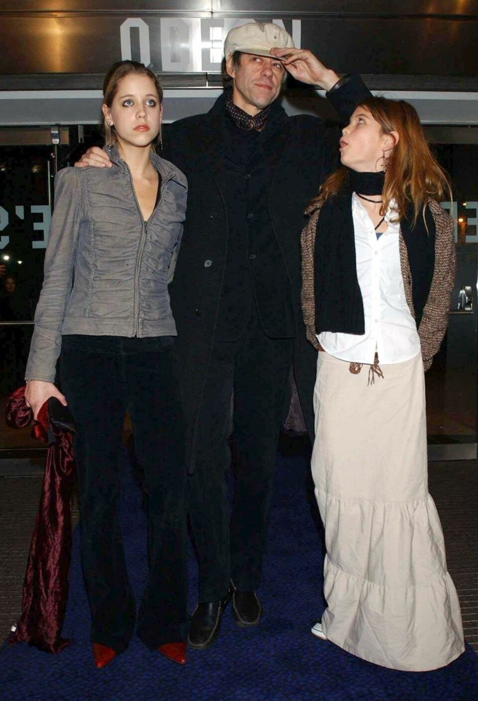 Her ankommer Bob Geldof sammen med sine døtre Peaches (t.v) og Pixe under premieren på Ringenes Herre: To Tårn i desember 2002 i London.
