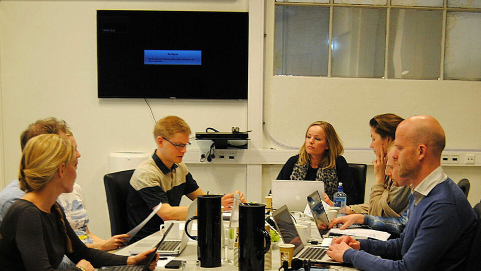 Redaksjonen diskuterer dagens sak. F.v. Cecilie Lynum, Tore Løchstøer Hauge, Heidi Wendel Vejling, Magnus Tønnesen, Hege Skjerven Johansen, Anne Hirsch, Øystein Syvertsen og Hallgeir Kvadsheim.