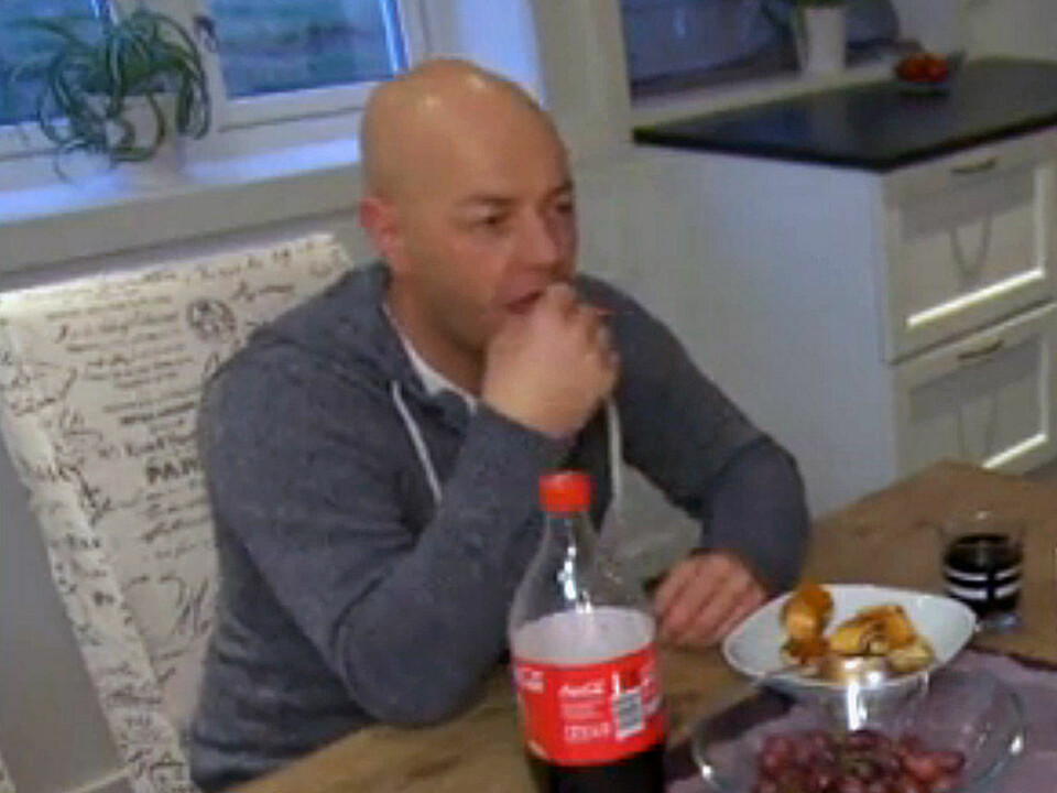 FROKOST: For Kim Åge består dagens første måltid av kanelgrifler og Coca Cola.