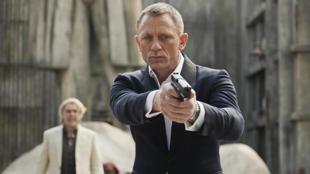 007: Daniel Craig skal spille i rollen som James Bond i en femte (og kanskje sjette) film. Ifølge den britiske avisen The Guardian skal skuespilleren ha blitt tilbudt en svimlende sum for å fortsette som agent 007.