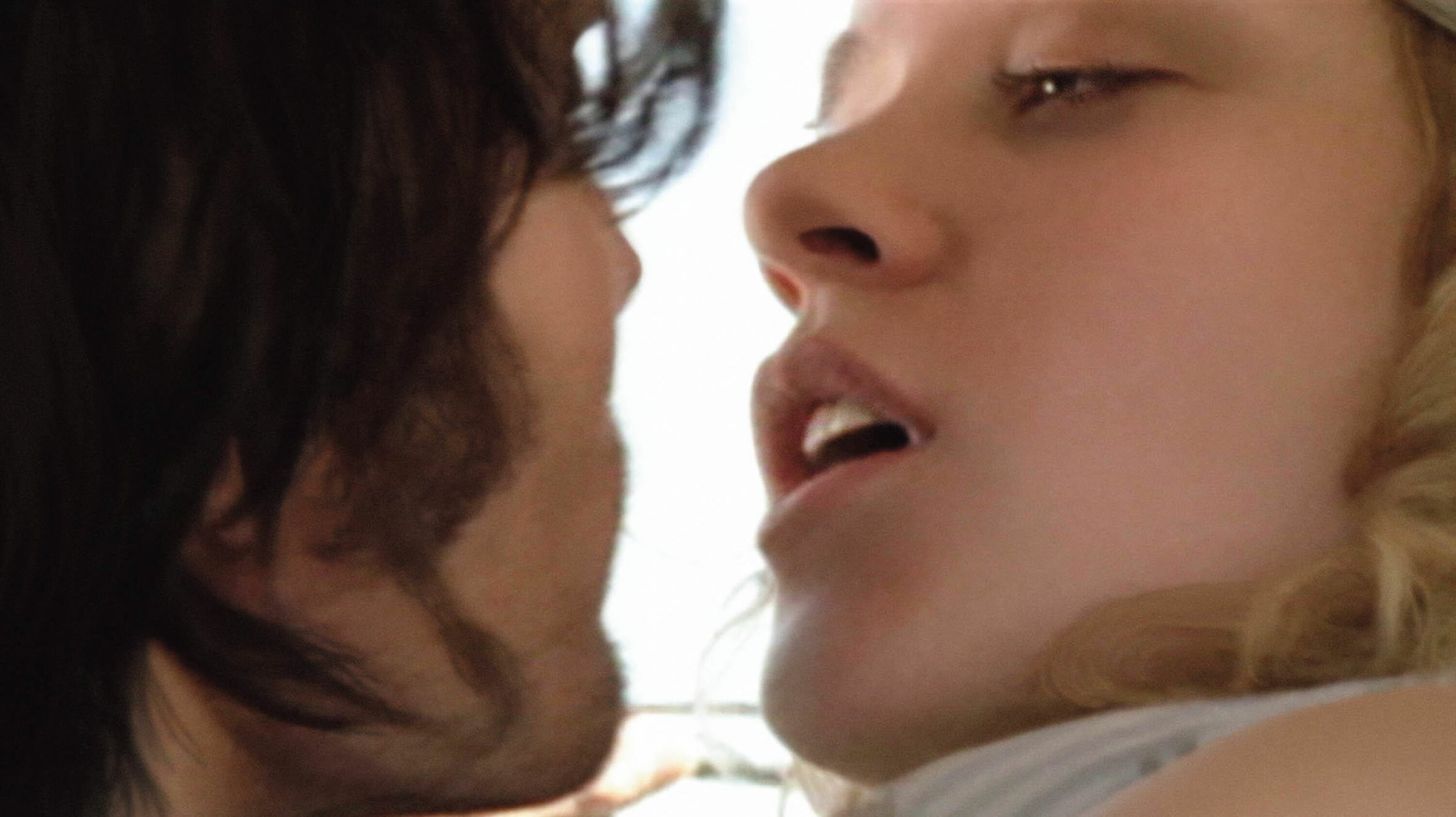 KONTROVERSIELL: Da skuespiller Chloe Sevigny utførte oralsex på regissør Vincent Gallo i filmen «The Brown Bunny» kunne publikum på Cannes-festivalen knapt tro hva de så. Scenen var så kontroversiell at Sevigny ble spådd en svært kort karriere. Slik gikk det derimot ikke ...