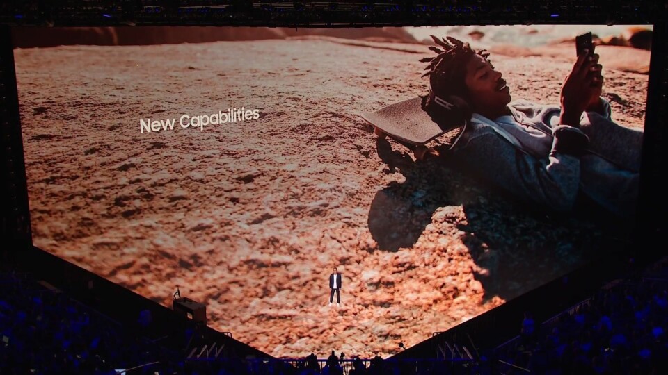Toppsjefen i Samsungs mobilvirksomhet, DJ Koh, sees så vidt i forgrunnen mot en gigantisk 3D-presentasjonsskjerm på avdukingen av nye Note 8 i New York onsdag.