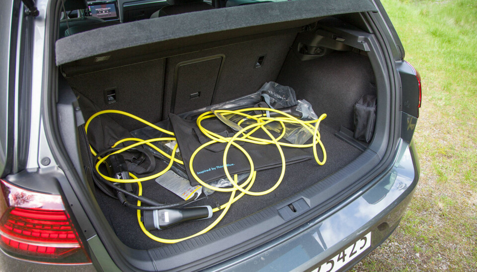 Batteripakken spiser ikke opp så mye av selve bagasjerommet, men du har ikke plass til noe under gulvet. Dermed blir det mye ladekabler i veien.
