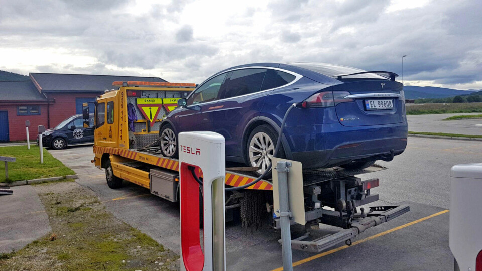 MÅTTE LADE PÅ LASTEPLANET: Teslaen viste 14 km gjenstående rekkevidde, men 7 km fra ladestasjonen var det likevel stopp. Og da parkeringsbremsen ikke ville slippe, var det ikke annen råd ennå tilkalle veihjelp. Les historien her.