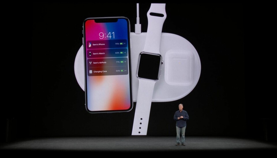 LADEPLATE: Den nye generasjonen iPhone kan lades trådløst sammen med Apple Watch og AirPod. Her ligger dingsene på Apples ladeplate AirPower, men de kan lades fra alle produkter som støtter den åpne Qi-standarden.