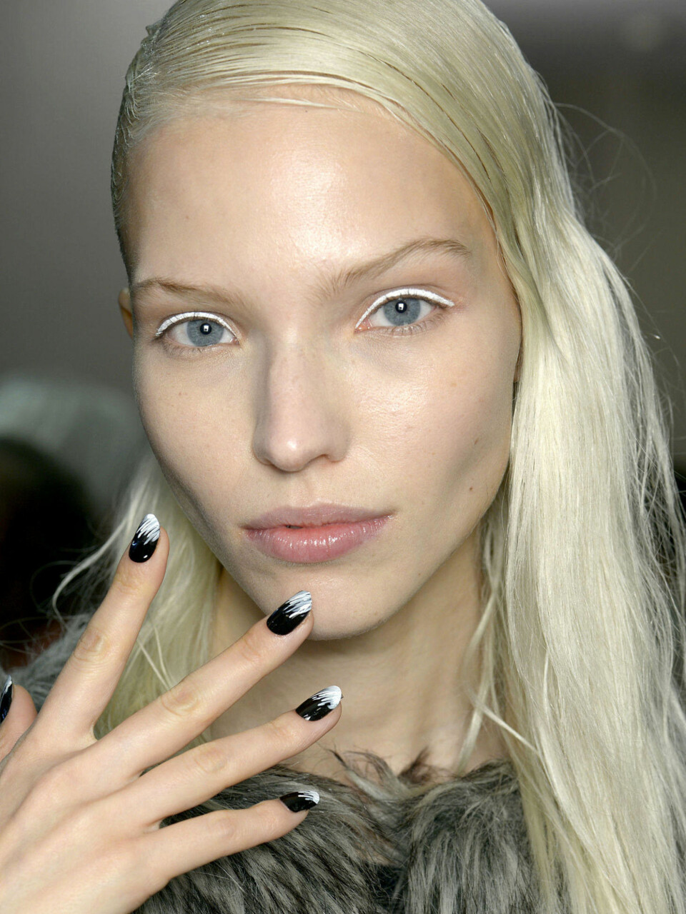 Kraftig hvit eyeliner hos Kenzo.