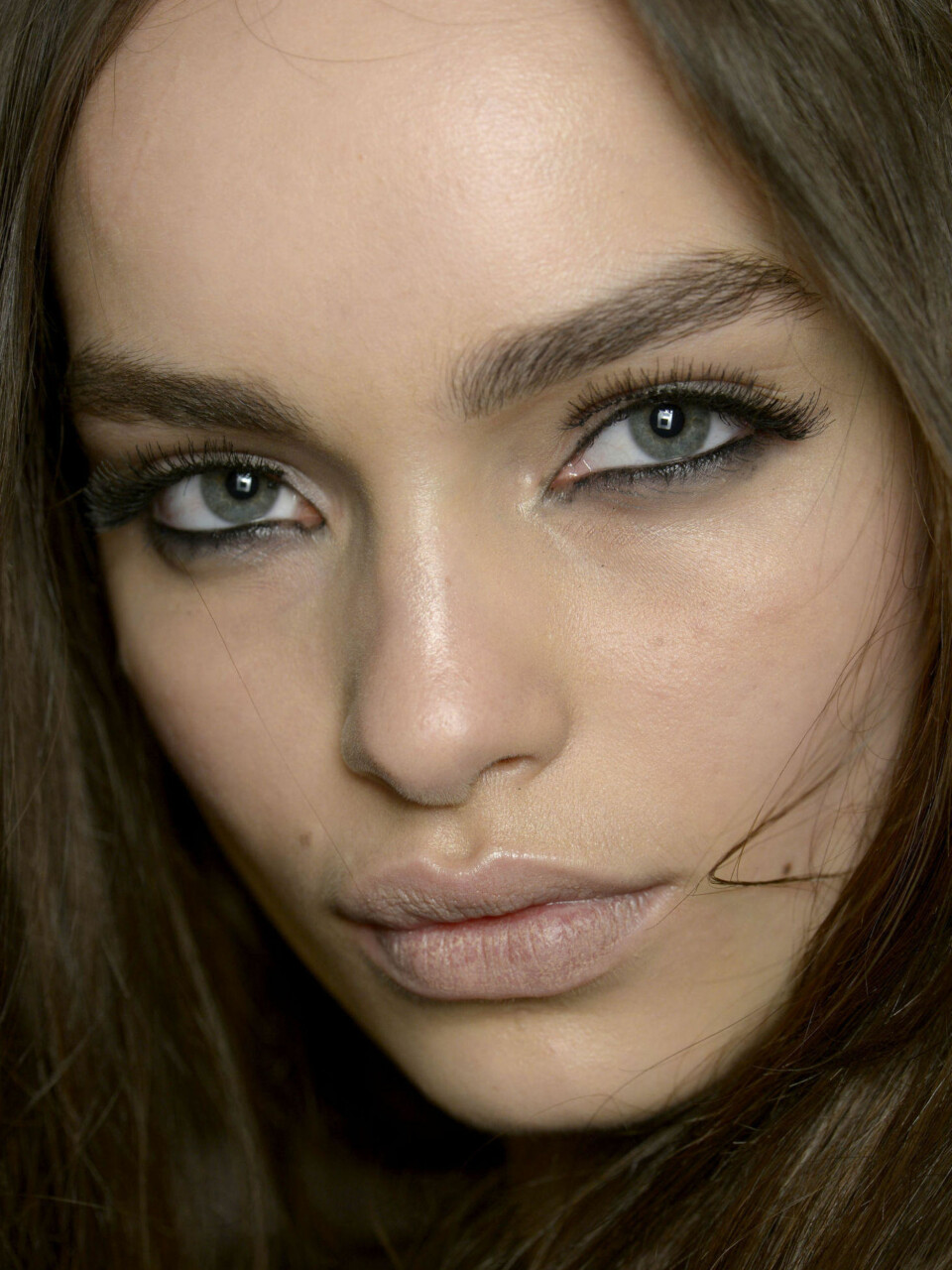 Kraftig eyeliner på våtlinjen under øyet hos Versace.