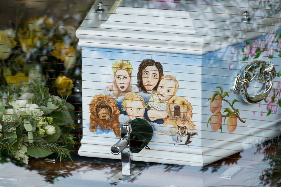 SAMMEN MED FAMILIEN: Kisten var dekorert med et familieportrett der Peaches er sammen med mannen Thomas Cohen og sine sønner Phaedra og Astala, samt familiens to hunder.