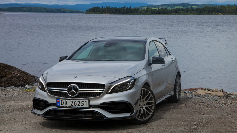 GLEDESGENERATOR: Det er ikke mange biler som virkelig kan få deg til å le. Mercedes AMG A45 er en slik bil.