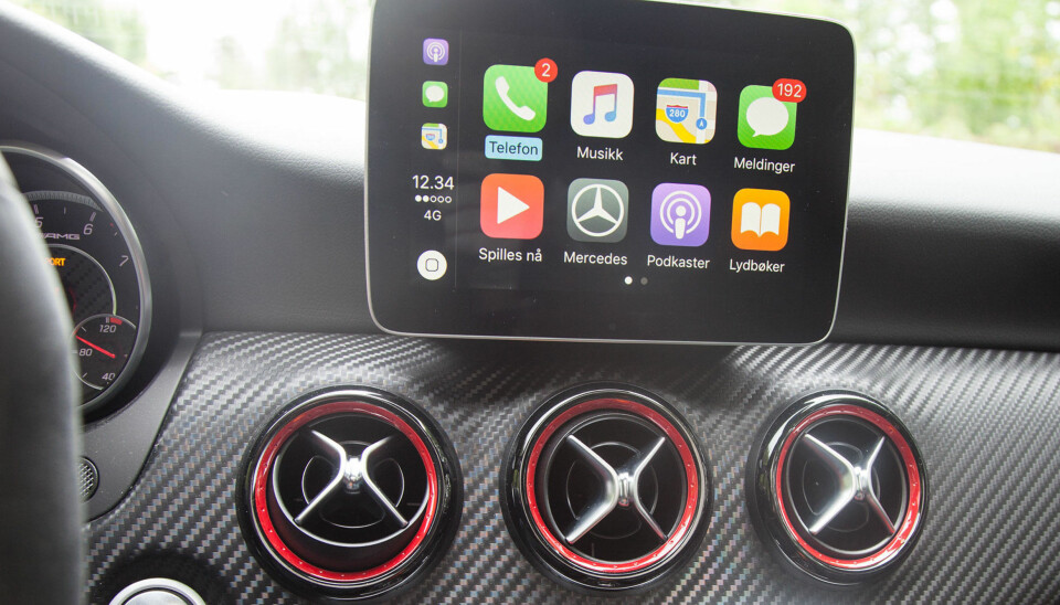 Mercedes' noe aldrende infotainmentsystem har fått støtte for Apple Car Play.