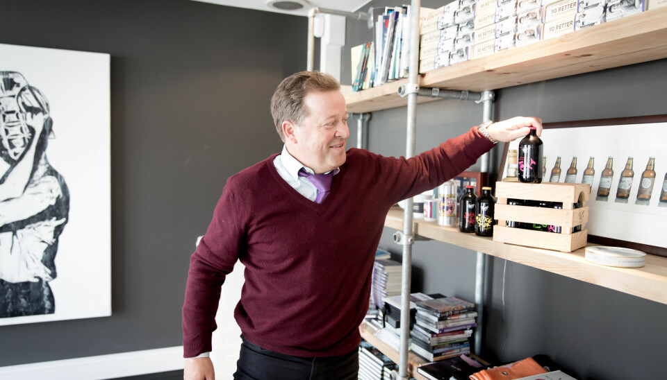 FORFATTER: På kontoret på Skøyen i Oslo er bokhyllen full med Hjeltnes' egne bøker han ikke har blitt kvitt: - Forfattere får overta bøkene når de går ut av sortiment. Da budet ringte meg og lurte på hvor jeg skulle ha bøkene levert, svarte jeg fjerde etasje. «Fjerde etasje? Det er jo to paller» var svaret, forteller forfatteren. Heldigvis for Hjeltnes har Creuna byttet lokaler. Nå holder de til i andre etasje.