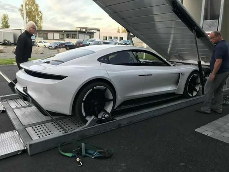 RULLES UT: Konseptmodellens av Porsche Mission E ble fraktet til Norge for en eksklusiv visning.