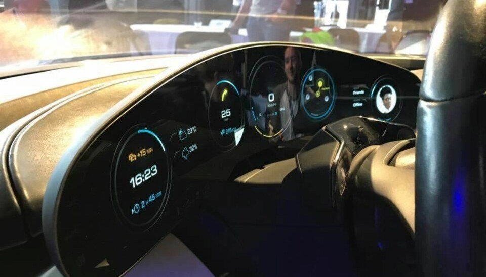 DASHBORDET i Porsche Mission E er noe utenom det vanlige. Panelene sies å bli aktivert av at sjåføren ser på dem. Det tror vi når vi ser det ...
