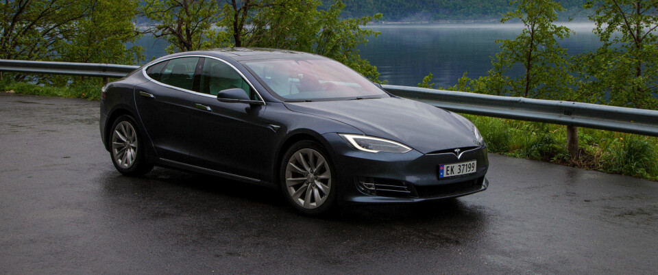 BLIR DYRERE: En Tesla Model S 100D, som er avbildet her, vil etter regjeringens forslag bli drøyt 24.000 kroner dyrere med den nye avgiften.
