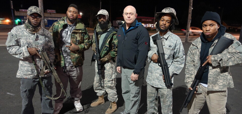 På tur i Texas intervjuer Ross Kemp medlemmer av gruppen Guerilla Mainframe. De bedriver skytetrening og væpner seg til hva de tror er en kommende rasekrig i USA.