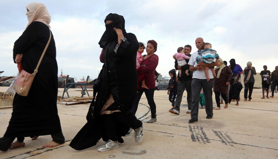 INGEN LØSNING: Arabisk og afrikanske immigranter avbildet på en marinebase i Tripoli i 2017. Ross Kemp mener masseimmigrasjon og fordeling av rikdom vil bli verdens størstee utfordring i fremtiden.