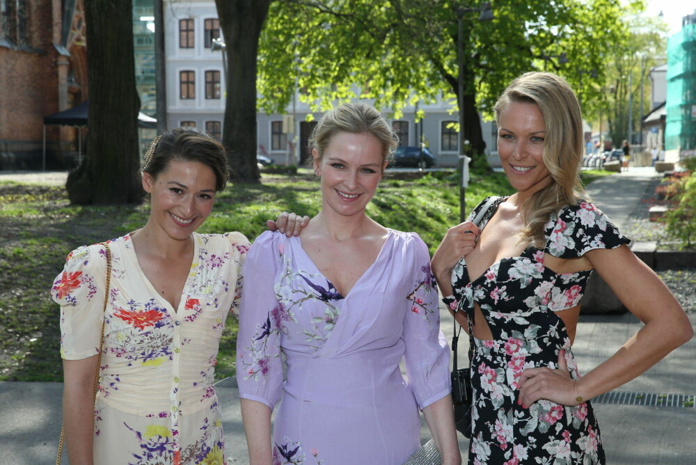 Pia Tjelta, Synnøve Skarbø og Vanessa Rudjord kom sommerlig antrukket i blomsterkjoler til vielsen.