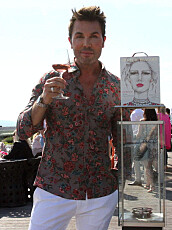 Jan Thomas er vanligvis forsiktig med alkohol, men nyter gjerne et glass vin i sommervarmen.