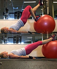 ULIKE ØVELSER: Catrine trener også styrke med egen kroppsvekt. Her gjør hun hofteløft som blir ekstra tung med ball. © Privat.