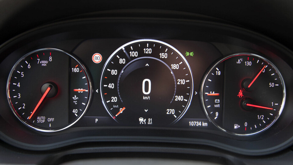 IKKE TILFELDIG: Ser du pila ved siden av bensinpumpeikonet (nede til høyre i bildet)? Den peker til den siden av bilen bensinlokket er plassert. Om du ikke har en pil ved bensinpumpa i din bil, sies pumpeslangen å henge på den siden bensinlokket er, men tilbakemeldinger fra Side3s lesere tyder på at dette neppe stemmer.