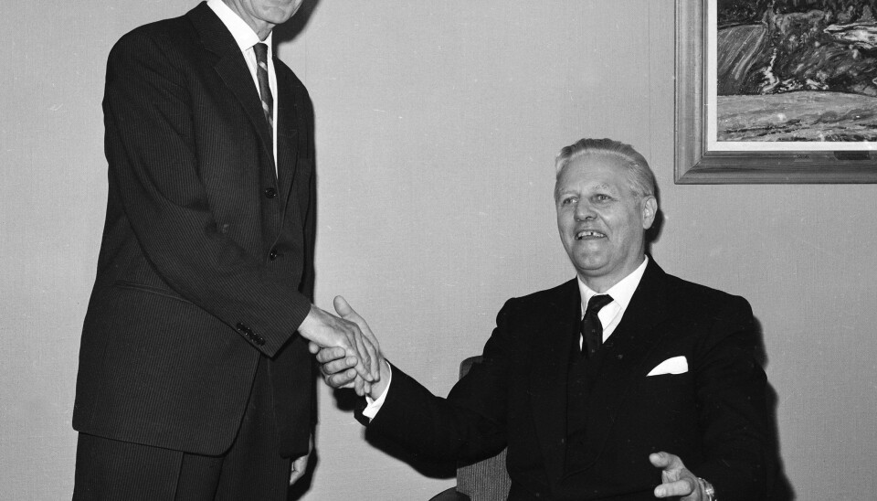 John Lyng (t.h.) tok over som statsminister etter Einar Gerhardsen. Det ble et kort rollebytte.