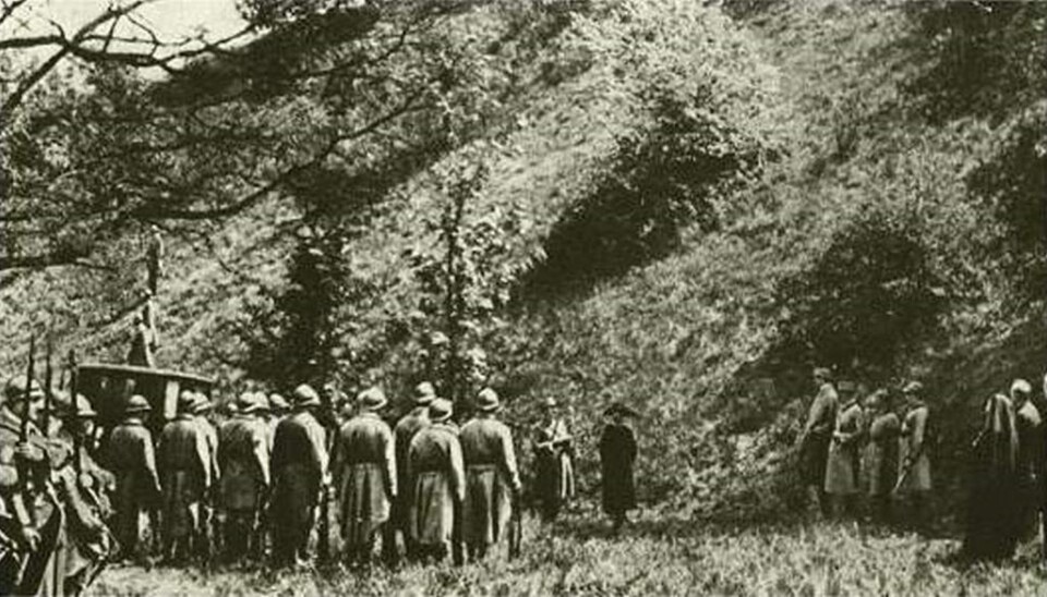 HENRETTELSEN: Slik blir henrettelsen av Mata Hari fremstilt i en film fra 1920. Det er lagd en rekke filmer og historier om Mata Hari. Få skal ha særlig rot i virkeligheten. Dette bildet ser ut til å stemme overens med beskrivelsen av henrettelsen reporteren Henry G. Wales ga til nyhetsbyrået International News Service.