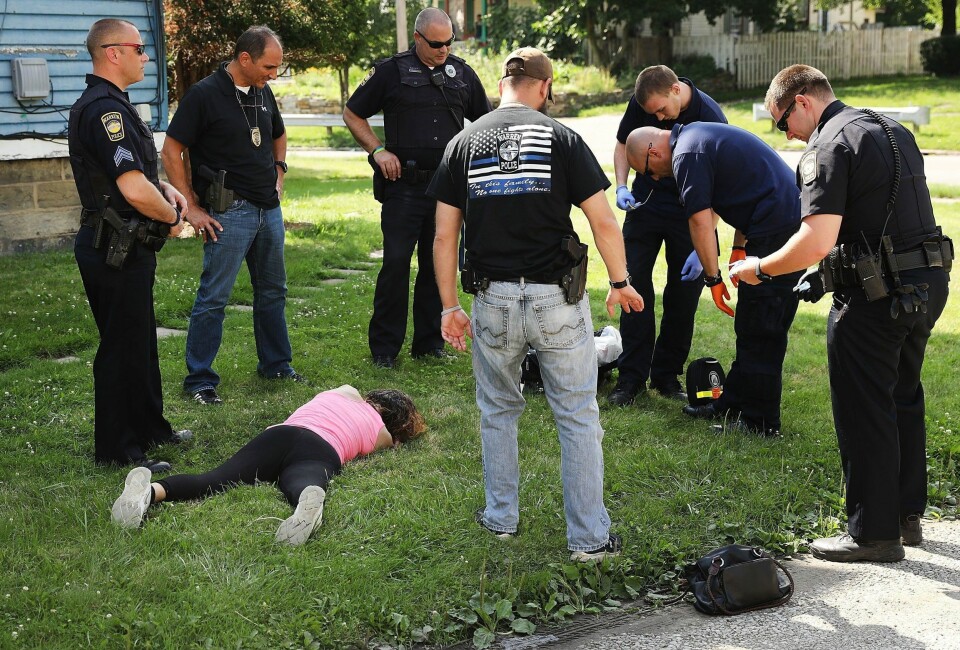 NØDPERSONELL er på plass for å behandle en kvinne som har tatt en overdose. Dette var det andre tilfeller på få minutter i Warren i Ohio 14. juli 2017.