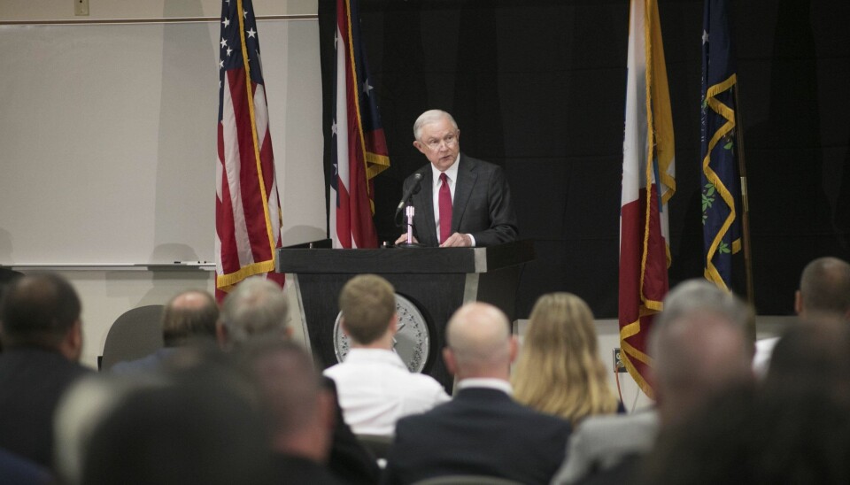 USAS JUSTISMINISTER Jeff Sessions snakker til politistudenter i Columbus i Ohio 2. august 2017. Under Sessions har USA begynte å kjøre en tøffere linje overfor narkotika, og jobber for å innføre strengere straffer for bruk.
